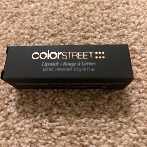 Color Street Lipstick-Knockout New - Picture 2 of 4